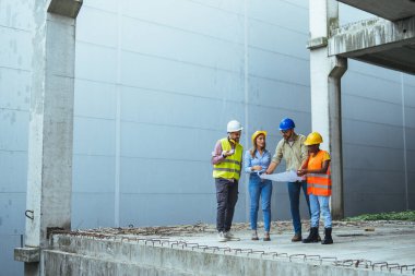 İnşaat alanını planlayan çeşitli uzmanlar. İnşaat mühendisleri ve mimarlarla emlak projesi