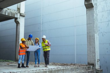 İnşaat alanını planlayan çeşitli uzmanlar. İnşaat mühendisleri ve mimarlarla emlak projesi