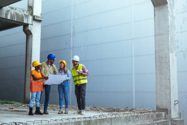 İnşaat alanını planlayan çeşitli uzmanlar. İnşaat mühendisleri ve mimarlarla emlak projesi