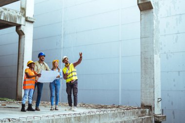 İnşaat alanını planlayan çeşitli uzmanlar. İnşaat mühendisleri ve mimarlarla emlak projesi
