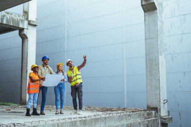 İnşaat alanını planlayan çeşitli uzmanlar. İnşaat mühendisleri ve mimarlarla emlak projesi