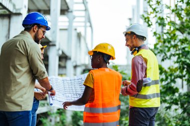 İnşaat alanını planlayan çeşitli uzmanlar. İnşaat mühendisleri ve mimarlarla emlak projesi