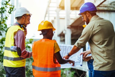 İnşaat alanını planlayan çeşitli uzmanlar. İnşaat mühendisleri ve mimarlarla emlak projesi
