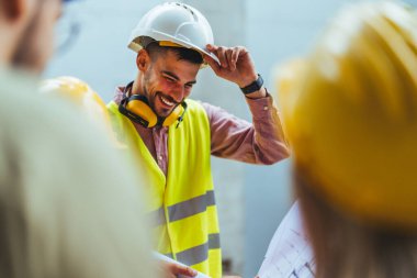 İnşaat alanını planlayan çeşitli uzmanlar. İnşaat mühendisleri ve mimarlarla emlak projesi