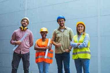 İnşaat alanında çalışan çok ırklı bir grup işçi. İnşaat, takım çalışması, iş ve inşaat kavramı.