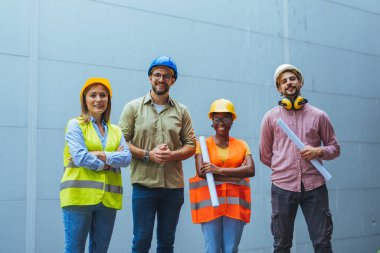 İnşaat alanında çalışan çok ırklı bir grup işçi. İnşaat, takım çalışması, iş ve inşaat kavramı.