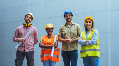 İnşaat alanında çalışan çok ırklı bir grup işçi. İnşaat, takım çalışması, iş ve inşaat kavramı.