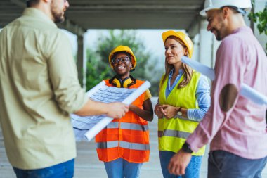 İnşaat mühendisleri ve mimarlarla başarılı mühendisler sahada çalışıyor.