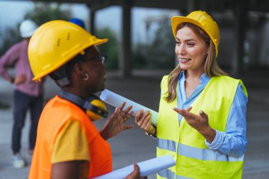 İnşaat alanında mühendis kadın ve kadın işçi.