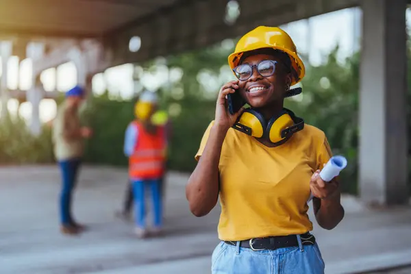 African Worker Using Smartphone Construction Site — Stock Photo, Image