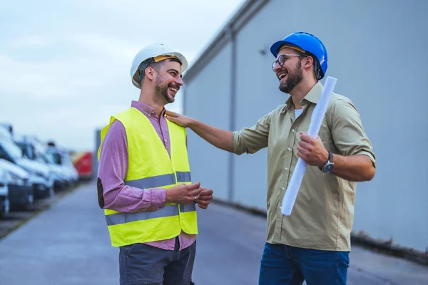Zwei Bauarbeiter Mit Bauplan Auf Baustelle — Stockfoto