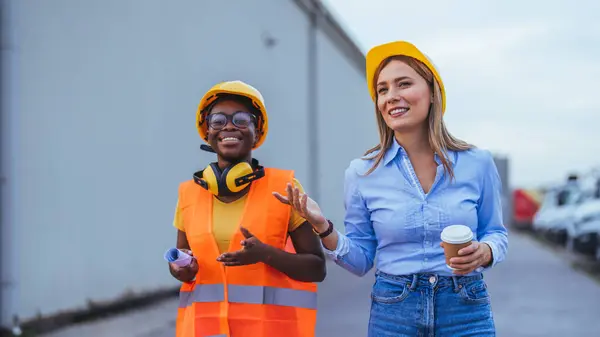 Businesswoman Logistics Woman Worker Shipping Area — Stock Photo, Image