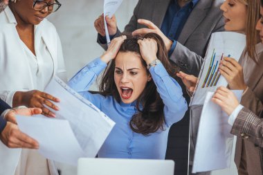 Stresli iş kadını şirket toplantısında yorgun hissediyor, baş ağrısından bitkin düşmüş kadın patron takım brifinginde şakaklara dokunuyor, iş yerinde stres ya da migren konsepti