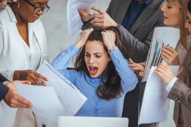 Birlikte çalışan bir grup işçi. Ortaklar bir tanesini ofiste strese sokuyor. Bunalımlı iş kadını. Bayan ofis çalışanı çalışmaktan yoruldu ve yoruldu. Yandı ve depresyona girdi..
