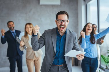 Çok çalışanlar kazanır. Başarılı girişimciler ve iş adamları hedeflerine ulaşırlar. İş adamları beyin fırtınası yaparken tezahürat yapıyorlar. Başarılı bir iş grubu bir başarıyı kutluyor.