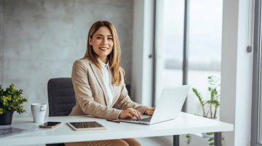 Yeni yetme güzel iş kadını ya da CEO 'sunun yakın portresi kameraya bakıyor, mutlu bayan patron şirket fotoshoot için fotoğraf çekiyor, kendinden emin başarılı kadın iş yerinde.