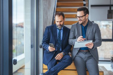 Modern ofis içinde buluşan iki mutlu iş arkadaşı. Yönetim kurulundaki genç çalışanla yapılan bir konuşmada başarılı bir yetişkin patron. İki iş adamından oluşan pazarlama ekibi toplantı odasında strateji tartışıyor..