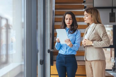 İki genç iş kadınının buluşmaya giderken çekilmiş uzay fotoğrafını çek ve birinin elinde tuttuğu dijital tabletteki verilere bak. İnternette inanılmaz bir şey keşfettiler.
