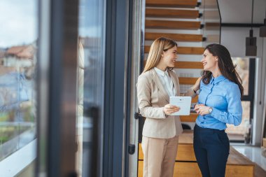 İki genç iş kadınının buluşmaya giderken çekilmiş uzay fotoğrafını çek ve birinin elinde tuttuğu dijital tabletteki verilere bak. İnternette inanılmaz bir şey keşfettiler.