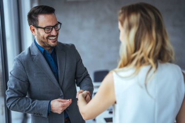 Ofiste el sıkışan iki iş adamının vurulması. Başarılı bir pazarlıktan sonra gülümseyen iş adamları tokalaşır. Yeni anlaşma için el sıkışma.