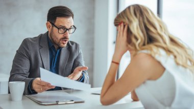 Öfkeli işadamı Not kadın işçilerin çalışma paylaşılan office, deli erkek patron çığlık, Ceo suçlamak şirket başarısızlık ya da kötü sonuçlar işçisi kadın suçlu stajyer, hata için suçlamaya,