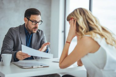 Kızgın işkadını sözleşme koşulları tarafından memnun adam, suçlamayı iş ortağı, toplantıda, belge işaret eden kadın yüklenici ile savunarak aldattım yatırımcı, başarısız anlaşma dolandırıldığı