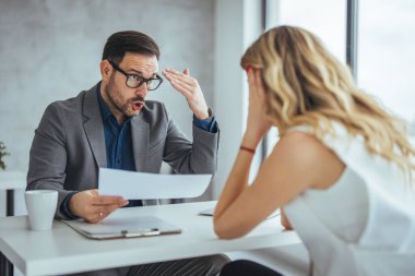 Öfkeli işadamı Not kadın işçilerin çalışma paylaşılan office, deli erkek patron çığlık, Ceo suçlamak şirket başarısızlık ya da kötü sonuçlar işçisi kadın suçlu stajyer, hata için suçlamaya,