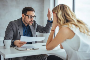 Müdür, bir ofiste çalışanla konuşmak zordur. İş adamları iş yerinde tartışıyor, belge konusunda anlaşmazlık yaşıyor, ortaklar pazarlık sırasında anlaşmazlık yaşıyor, iş anlaşması başarısız oluyor