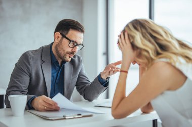 Kızgın işkadını sözleşme koşulları tarafından memnun adam, suçlamayı iş ortağı, toplantıda, belge işaret eden kadın yüklenici ile savunarak aldattım yatırımcı, başarısız anlaşma dolandırıldığı