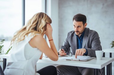 İş görüşmeleri sırasında tartışan çok ırklı iş arkadaşları, çalışanlar anlaşma sağlayamıyor, hata veya krizden sorumlu tutulamıyor.