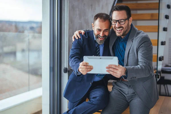 Tiro Dois Jovens Empresários Felizes Gostando Trabalhar Tablet Compartilhando Ideias — Fotografia de Stock