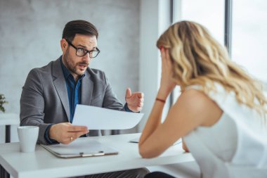 İş görüşmeleri sırasında tartışan çok ırklı iş arkadaşları, çalışanlar anlaşma sağlayamıyor, hata veya krizden sorumlu tutulamıyor.