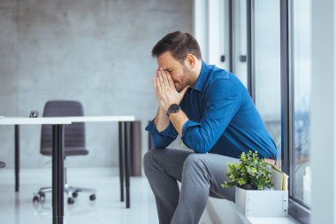 Resmi olarak işsiz bir adam kişisel eşyalarını taşıyor işini kaybettikten sonra depresyona giriyor. Kovulduktan sonra ofisten ayrılan mukavva kutularla dolu Doğulu adam üzgün.