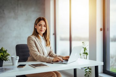 Yeni yetme güzel iş kadını ya da CEO 'sunun yakın portresi kameraya bakıyor, mutlu bayan patron şirket fotoshoot için fotoğraf çekiyor, kendinden emin başarılı kadın iş yerinde.