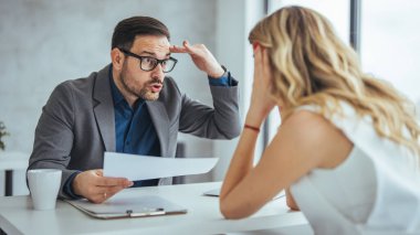 Patron, çalışanını parmakla tehdit ediyor. Kızgın kaba patron çalışana son teslim tarihini kaçırdığı için bağırıyor, yönetici müdürü kötü iş sonuçlarını gösteren beceriksiz satış elemanını azarlıyor, başarısız olduğu için işçileri kovuyor.