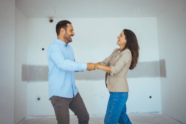 Karı koca milenyum çifti dans ederek ilk konutta taşınma gününü kutluyorlar. Mutlu hissediyorlar, birlikte yaşıyorlar, hayat değişiyor.