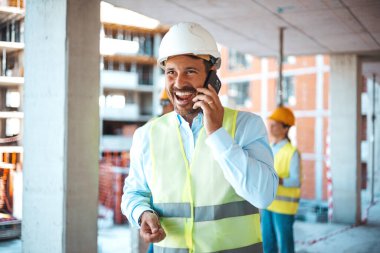 İnşaat alanında çalışan erkek inşaat mühendisi. İnşaat İşçisi Planlama İnşaat Geliştiricisi Konsepti. Fotokopi alanı olan bir inşaatta başarılı bir müteahhit... teknoloji işimi kolaylaştırıyor.