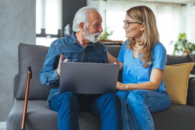 Huzurevi, bakım ve yaşlılara yardım hizmeti. Dost canlısı gülümseyen hemşire iyi analiz sonuçları veriyor ya da dizüstü bilgisayardan yaşlı yaşlı hastaya yardım ediyor. 
