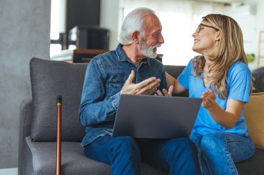 Doktor, depresyon belirtileri gösteren yaşlı hastalara fiziksel muayene ve sağlık programının sonuçlarını açıklıyor. ve diğer komplikasyonlar. Hemşire yardım yaşlı emeklilik adam