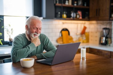 Evdeki dizüstü bilgisayarla internete bağlanan son sınıf öğrencisi. Mutfaktaki masada dizüstü bilgisayar kullanarak çay içen yaşlı bir adam. Kahvaltıda ve kahve içerken dizüstü bilgisayarda yazan olgun bir adam..