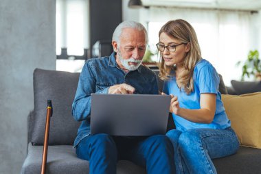 Doktor, depresyon belirtileri gösteren yaşlı hastalara fiziksel muayene ve sağlık programının sonuçlarını açıklıyor. ve diğer komplikasyonlar. Hemşire yardım yaşlı emeklilik adam