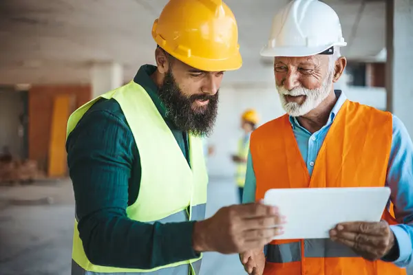 Two Engineers Talking Working Construction Site — Stock Photo, Image