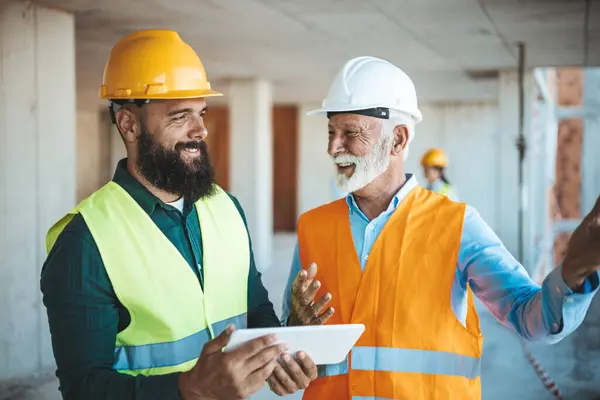 Zwei Ingenieure Unterhalten Sich Während Der Arbeit Auf Der Baustelle — Stockfoto