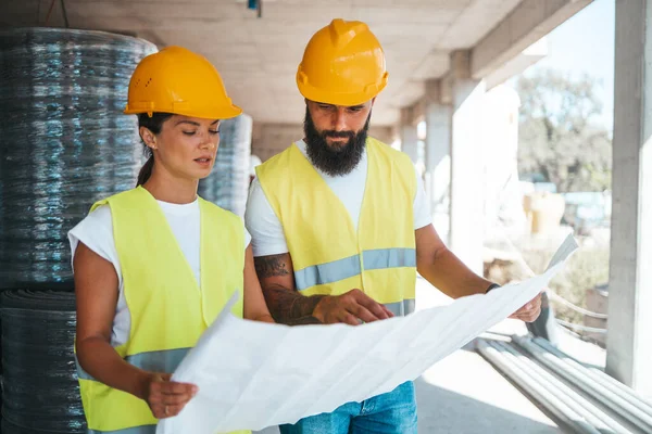 Young Caucasian Architects Engineers Working Blueprint Construction Site — Stock Photo, Image