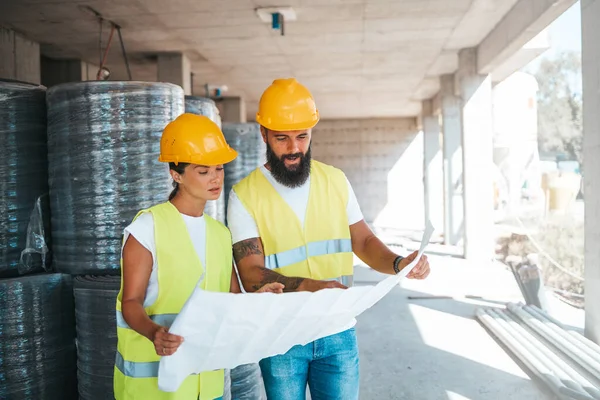 Young Caucasian Architects Engineers Working Blueprint Construction Site — Stock Photo, Image