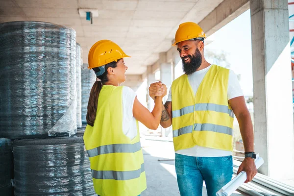 Young Caucasian Architects Engineers Handshaking Construction Site — Stock Photo, Image
