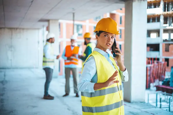 Mujer Negocios Caucásica Habla Por Teléfono Mientras Trabaja Preciosa Arquitecta — Foto de Stock