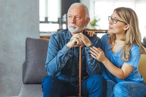 Kvinnlig Professionell Läkare Röra Axeln Trösta Upprörd Senior Patient Som — Stockfoto