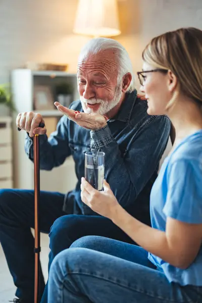 Vrouwelijke Huisarts Die Pillen Geeft Aan Oudere Mannelijke Patiënt Afspraak — Stockfoto