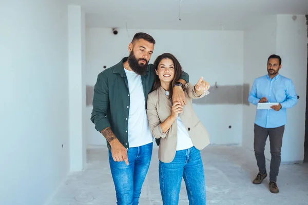 Agente Imobiliário Mostrando Novo Apartamento Para Jovem Casal Imagens De Bancos De Imagens